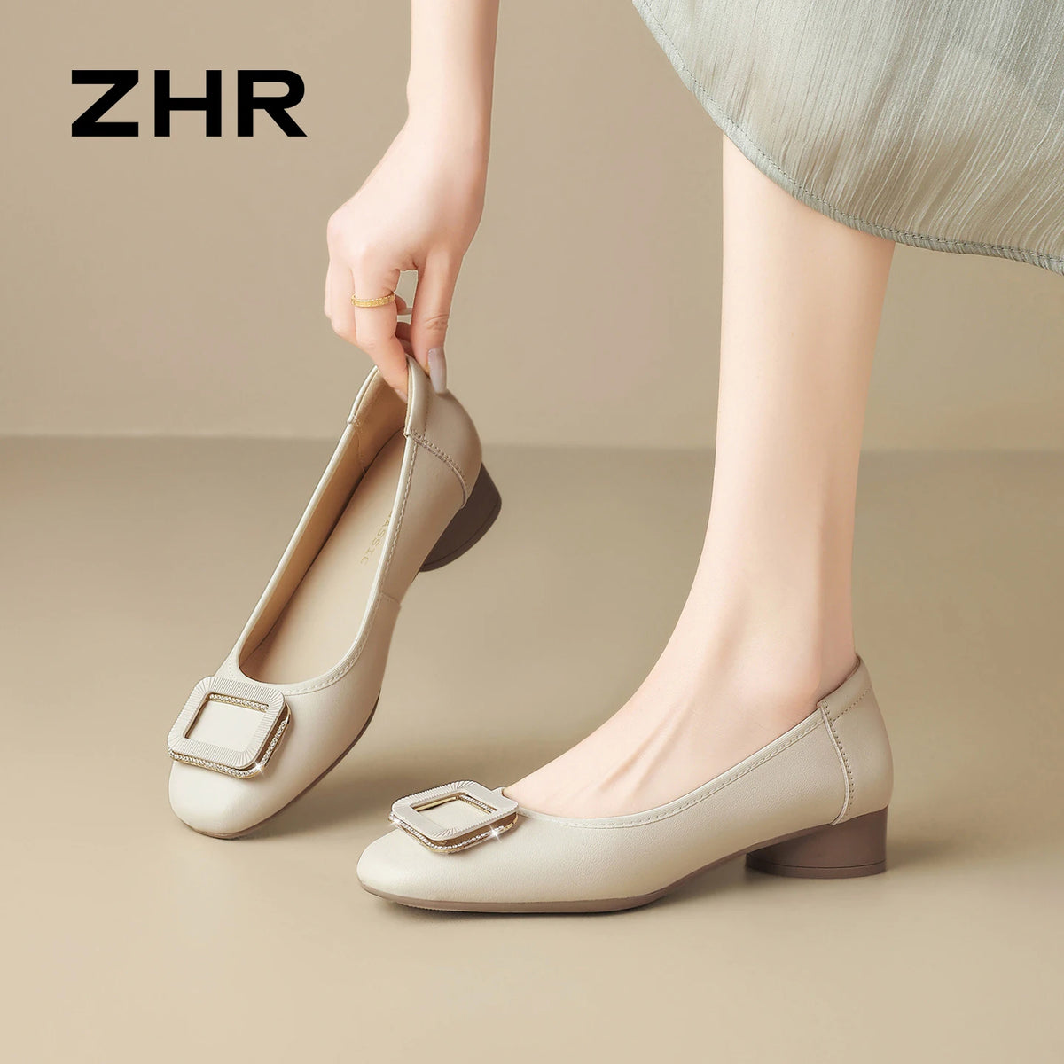 レザーチャンキーヒールパンプス