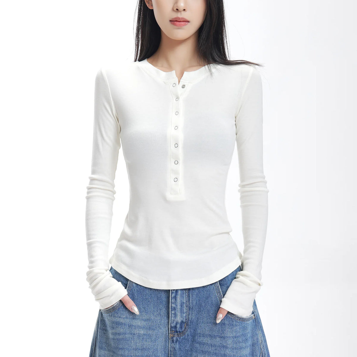 ボタンデザインタイト長袖Tシャツ（オフホワイト）