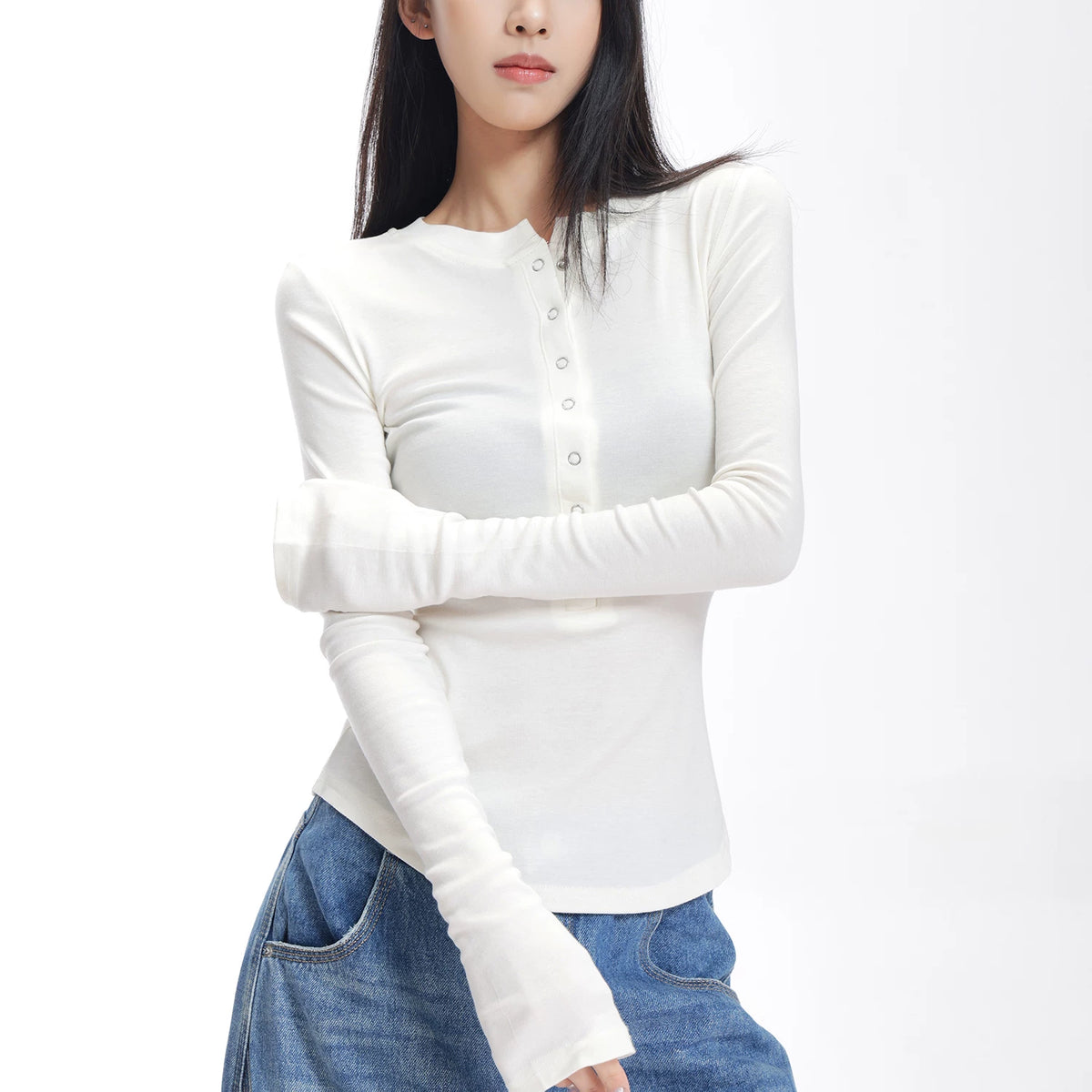 ボタンデザインタイト長袖Tシャツ（オフホワイト）