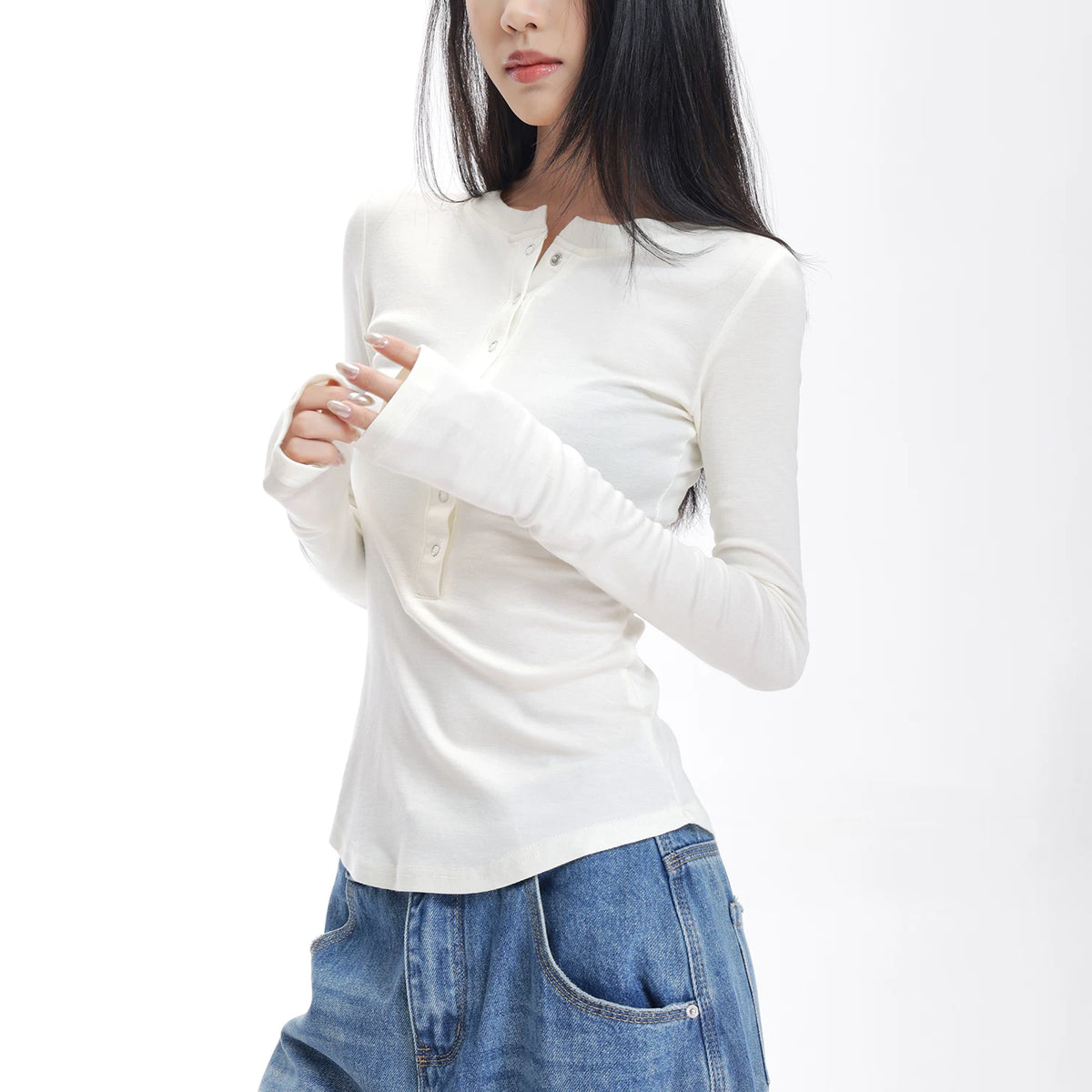 ボタンデザインタイト長袖Tシャツ（オフホワイト）