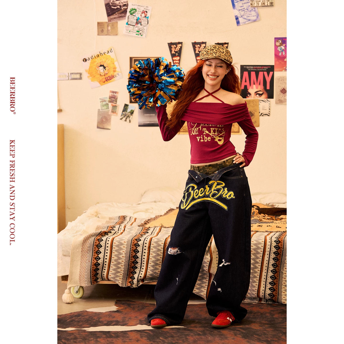 オフショルダー箔プリント長袖Tシャツ