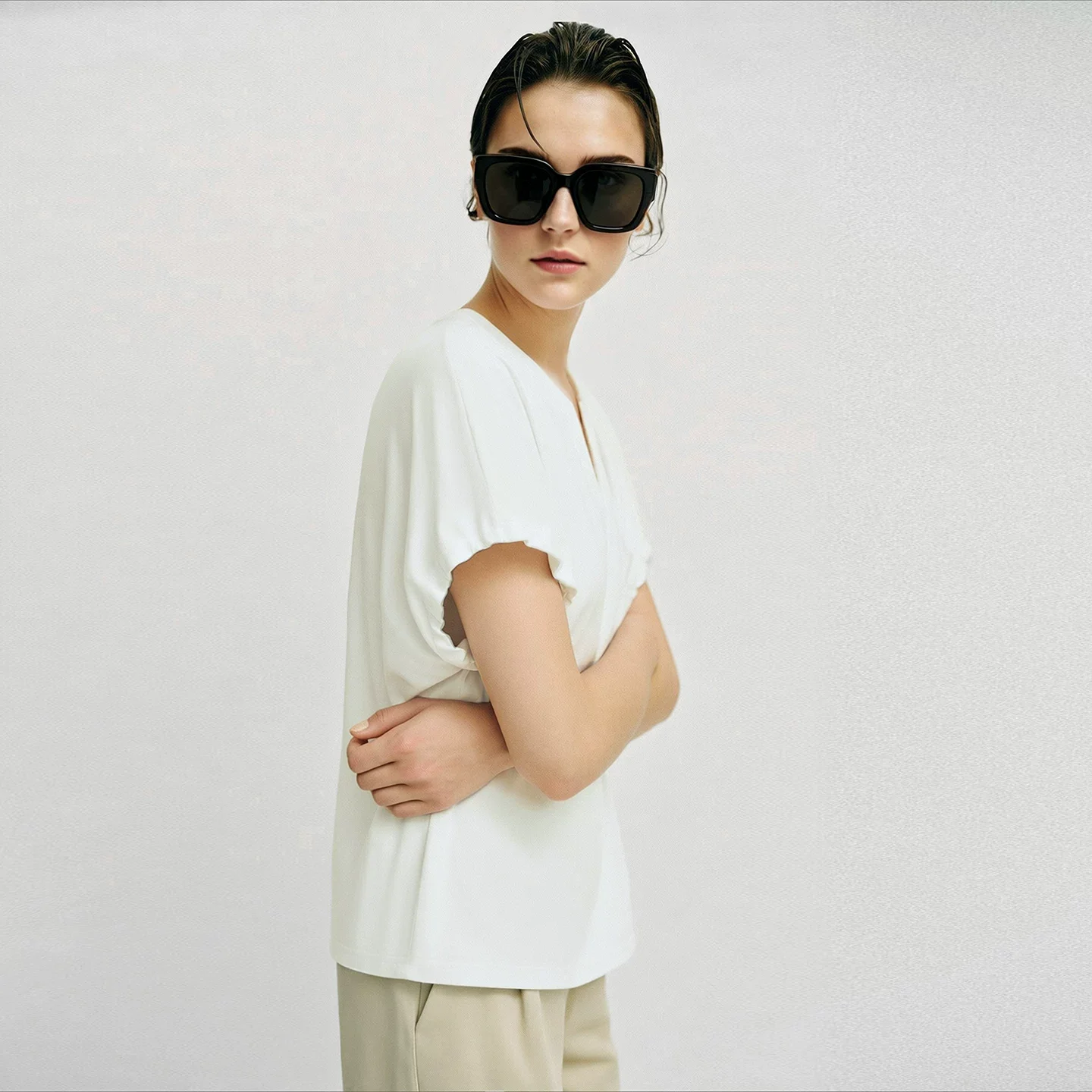 Amii Vネック アジャスター袖 ストレッチTシャツ