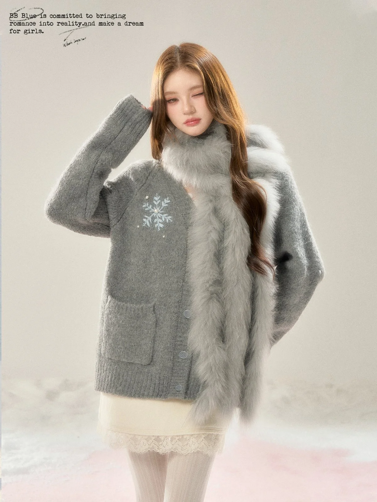 BB BLUE 雪柄刺繍 ウール混 ニットカーディガン 毛皮マフラー付き｜商品写真