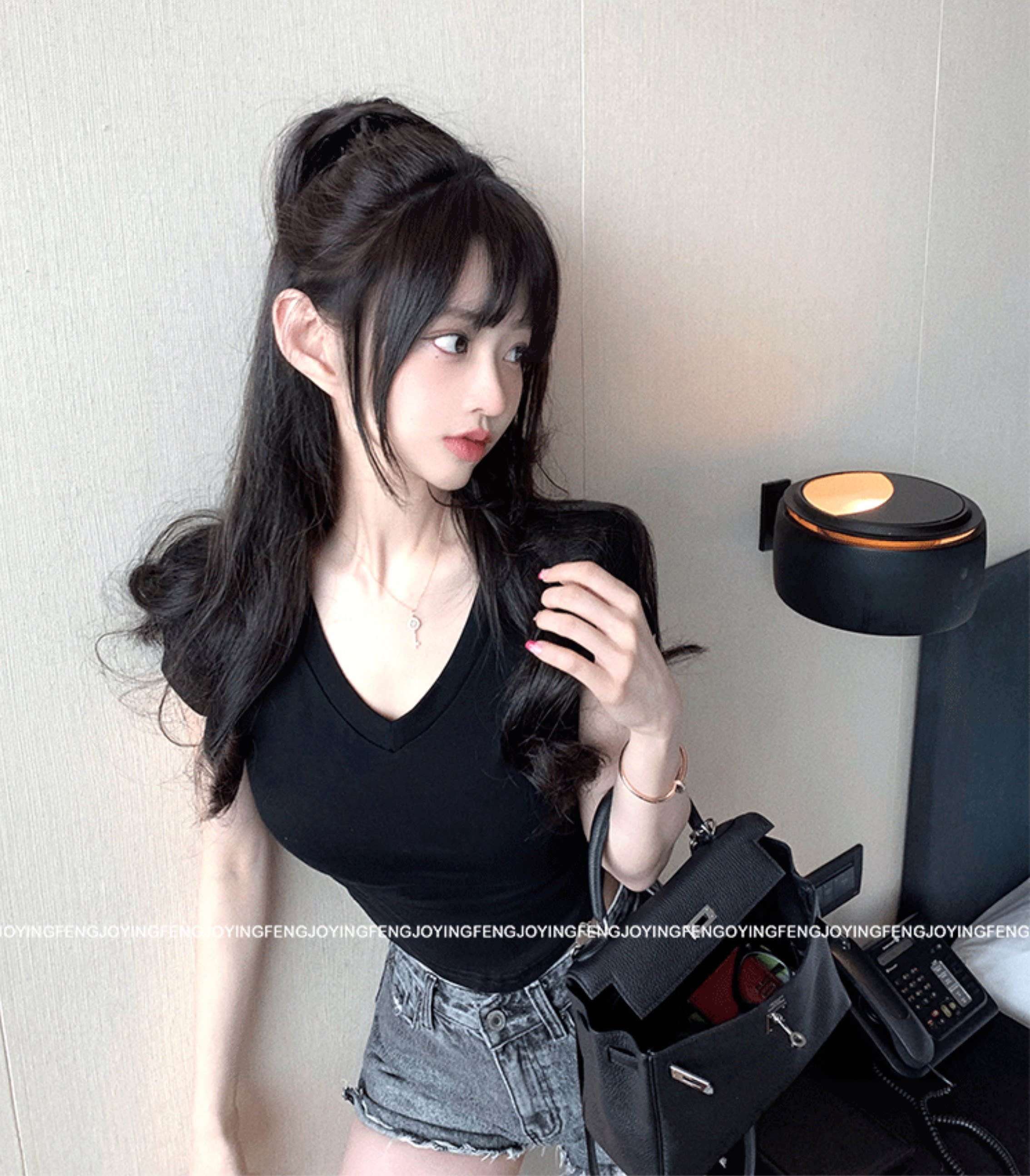 Vネック ショート丈 半袖Tシャツ 商品写真