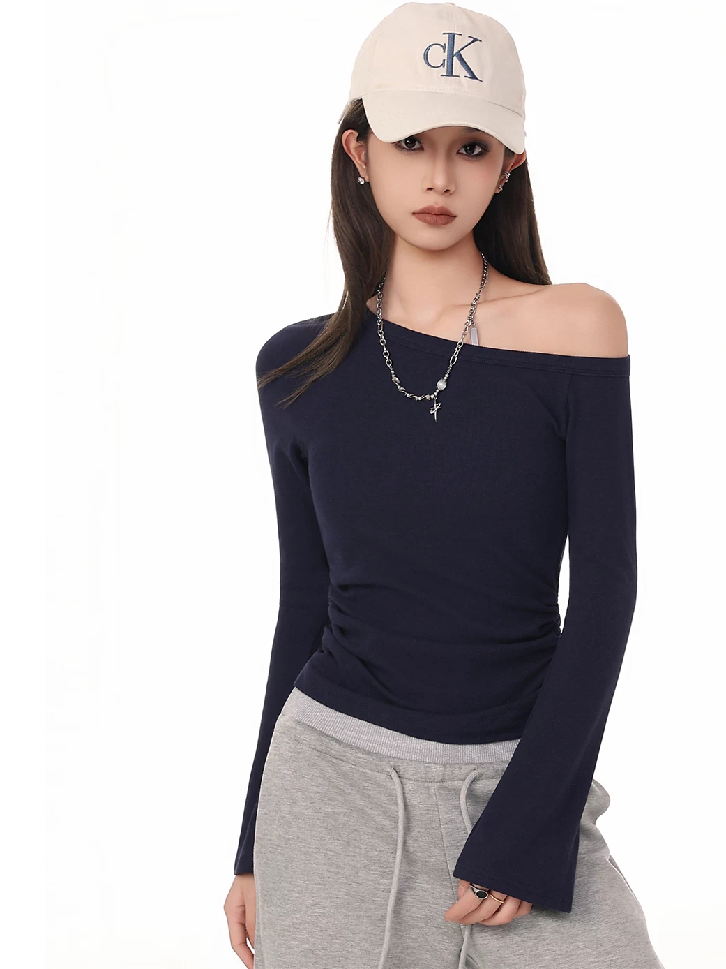 オフショルダー 長袖Tシャツ 商品写真