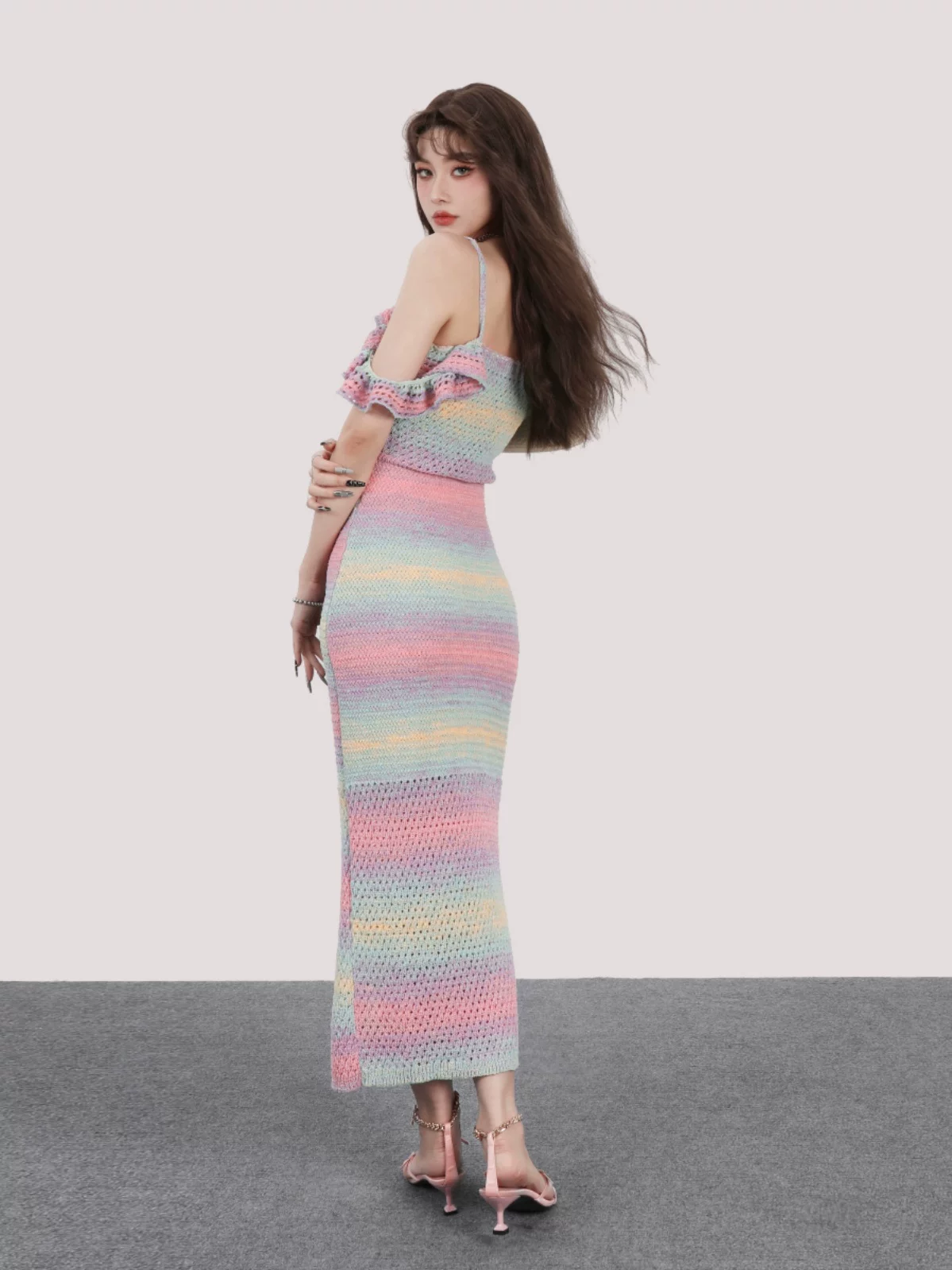 マルチカラー フリル付きニットロングワンピース 商品写真