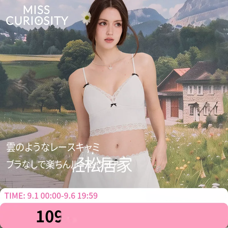カップ付きレースキャミ＆ショートパンツのルームウェア