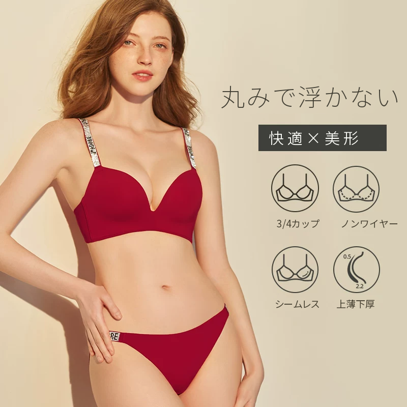 ラインストーン付きレッドのノンワイヤーブラ　上薄下厚