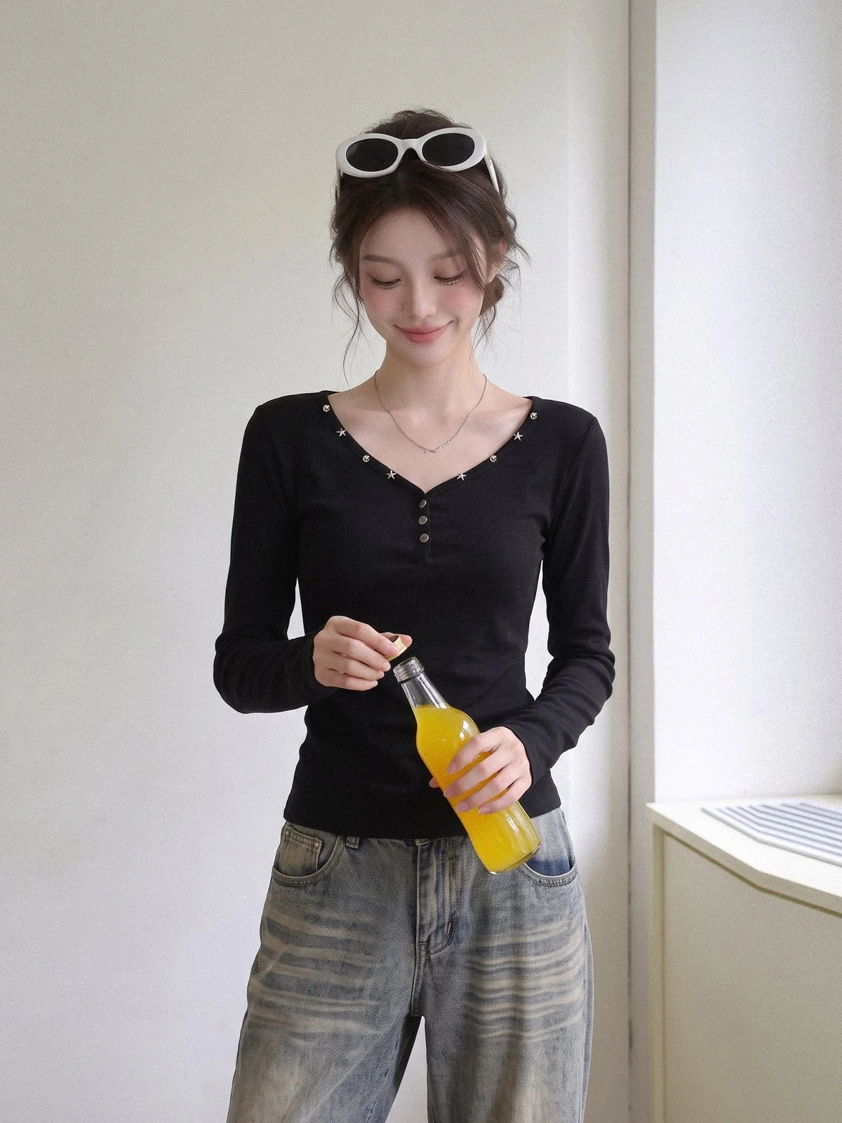 LA CHAPELLE スタッズ Vネック 長袖Tシャツ スリムフィット｜商品写真