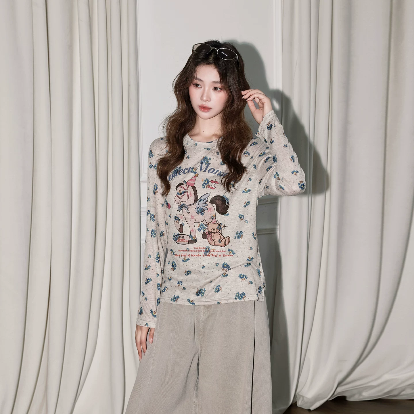 花柄 キャラクタープリント 長袖Tシャツ クルーネック アプリコット