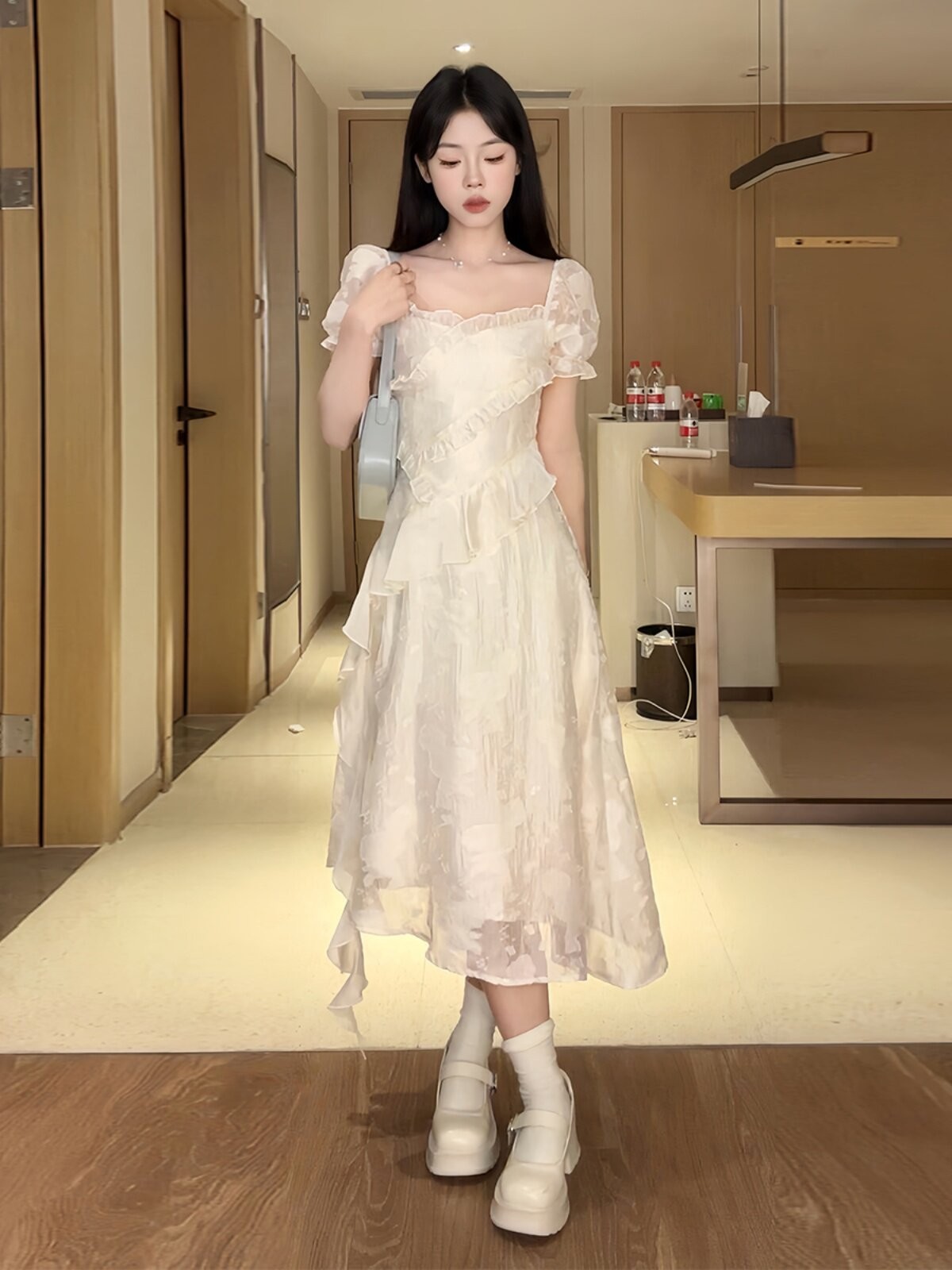 Wildberry ベージュ スクエアネック半袖ワンピース