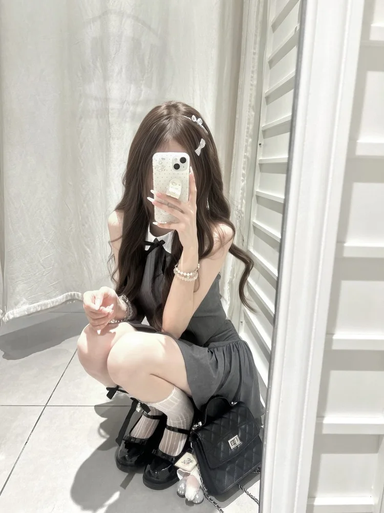 このグレーに白い襟が合う🖤