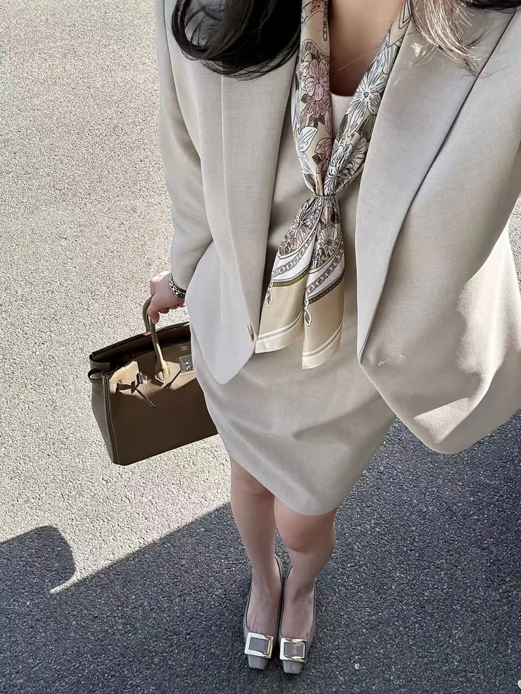 淡いスーツにスカーフを添えて🌷