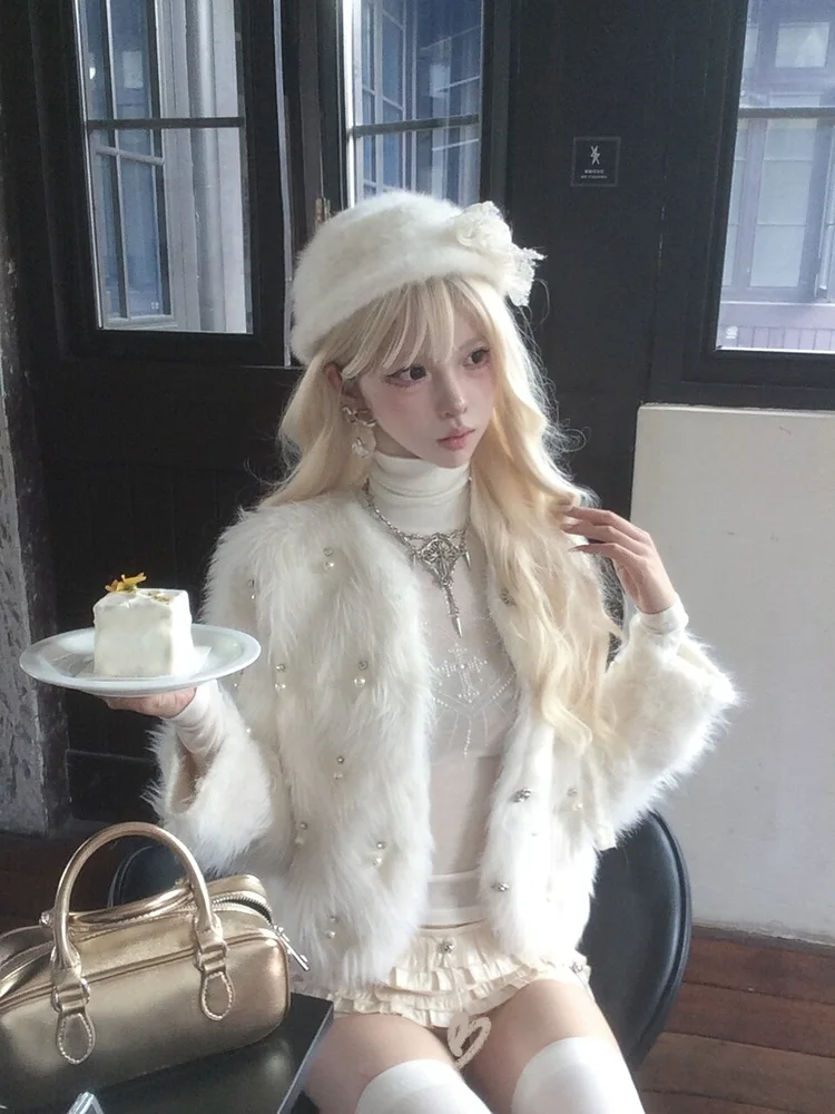 ふわふわの白に帽子もそろえて☁️