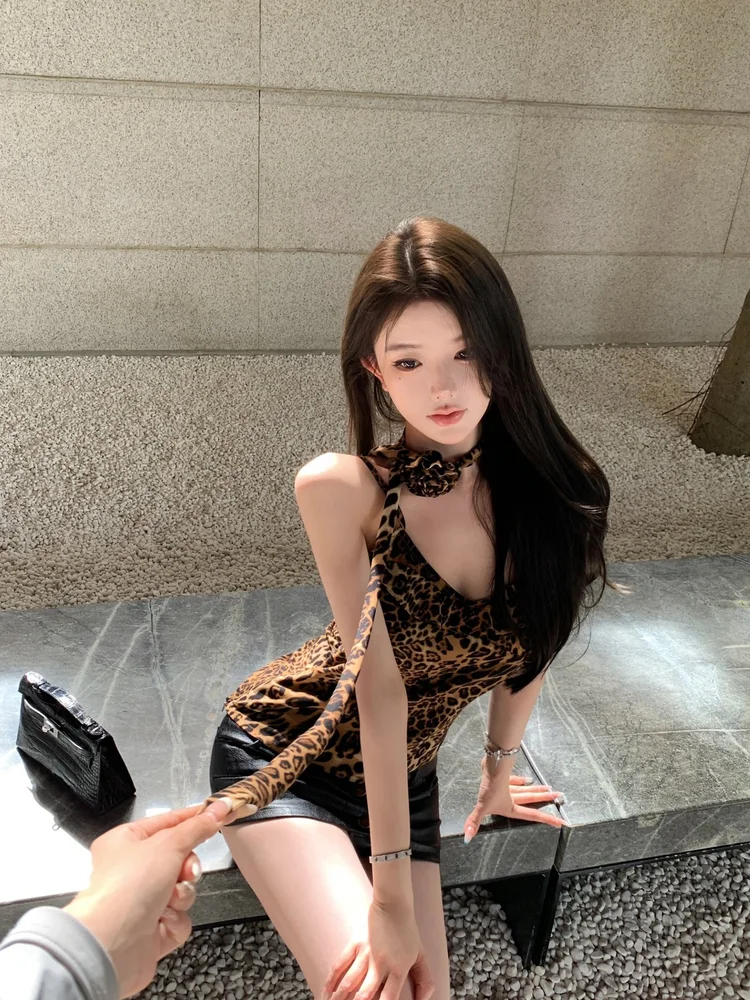 ヒョウ柄キャミに同じ柄のスカーフ🐆