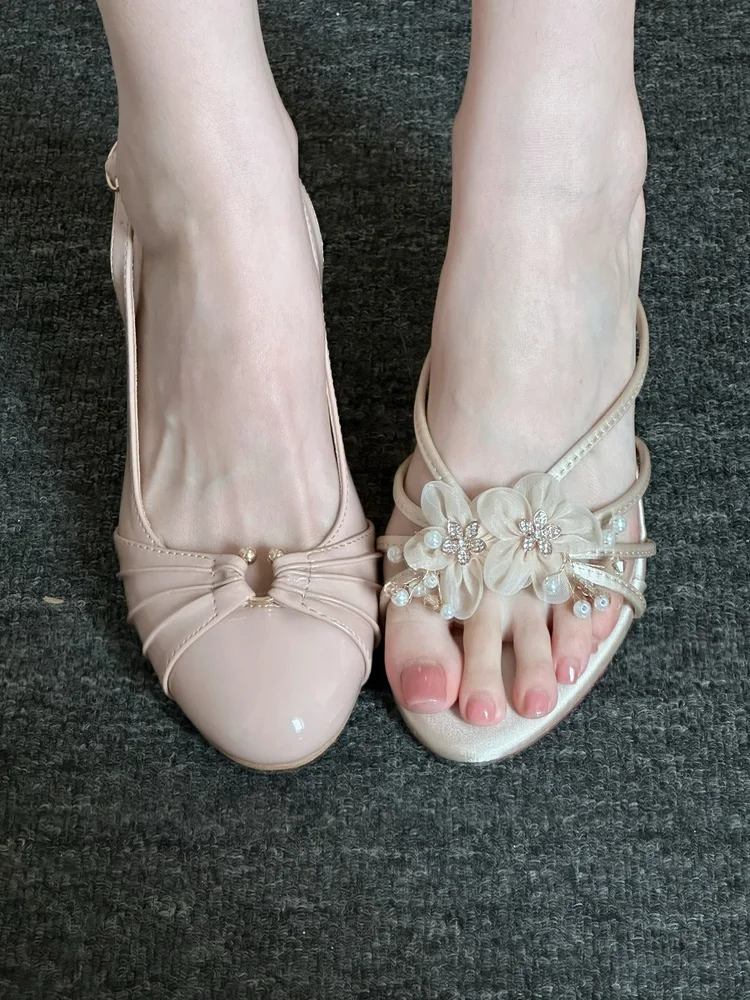 丸いつま先とお花サンダル、どっち？🌸