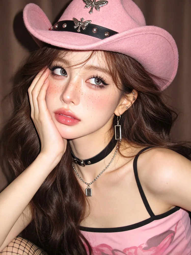 ピンクのウエスタンハットでアップ写真🤠