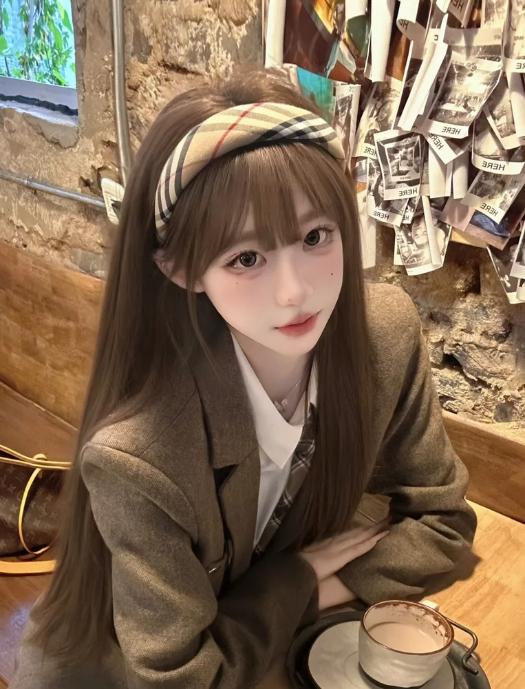 ジャケットにチェックのカチューシャ☕️