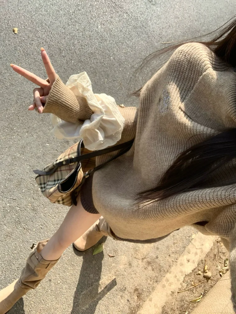 袖口からふわっと白フリル🍂