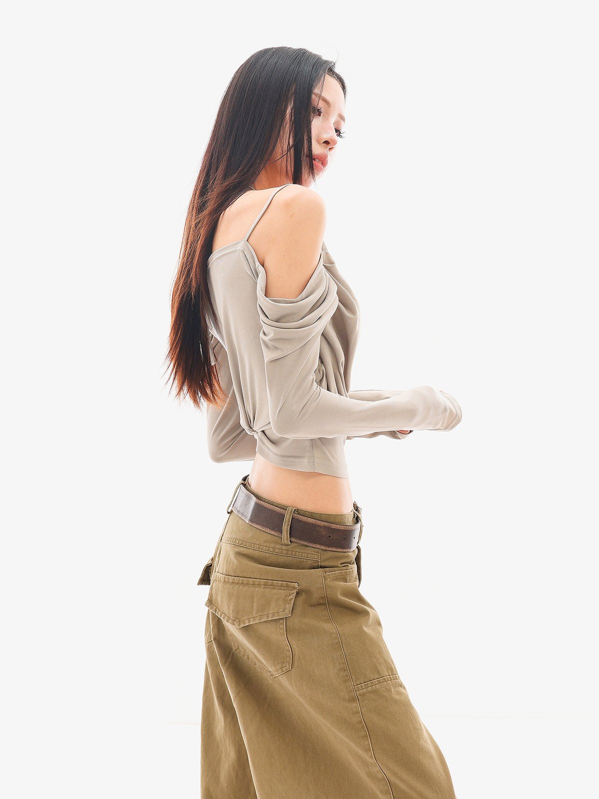 スタッズ付き ホルター レイヤード風 長袖Tシャツ｜商品写真