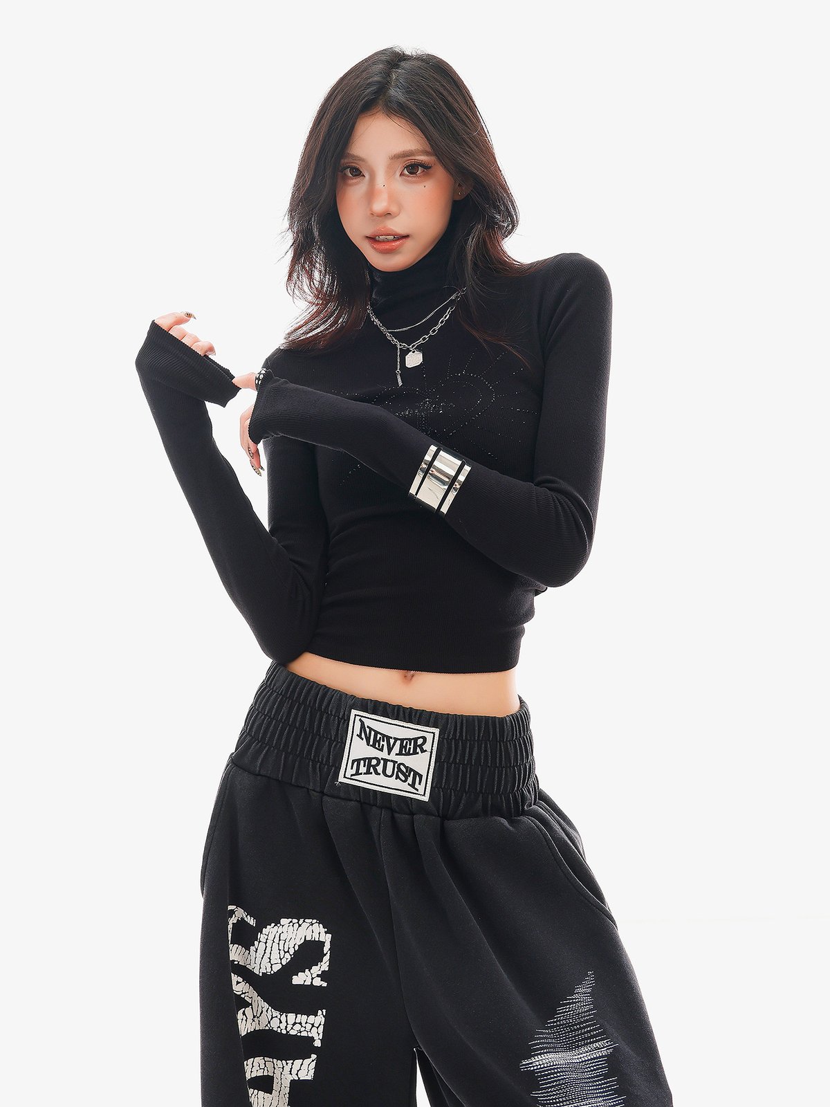 ラインストーン ハイネック 長袖Tシャツ ブラック｜商品写真
