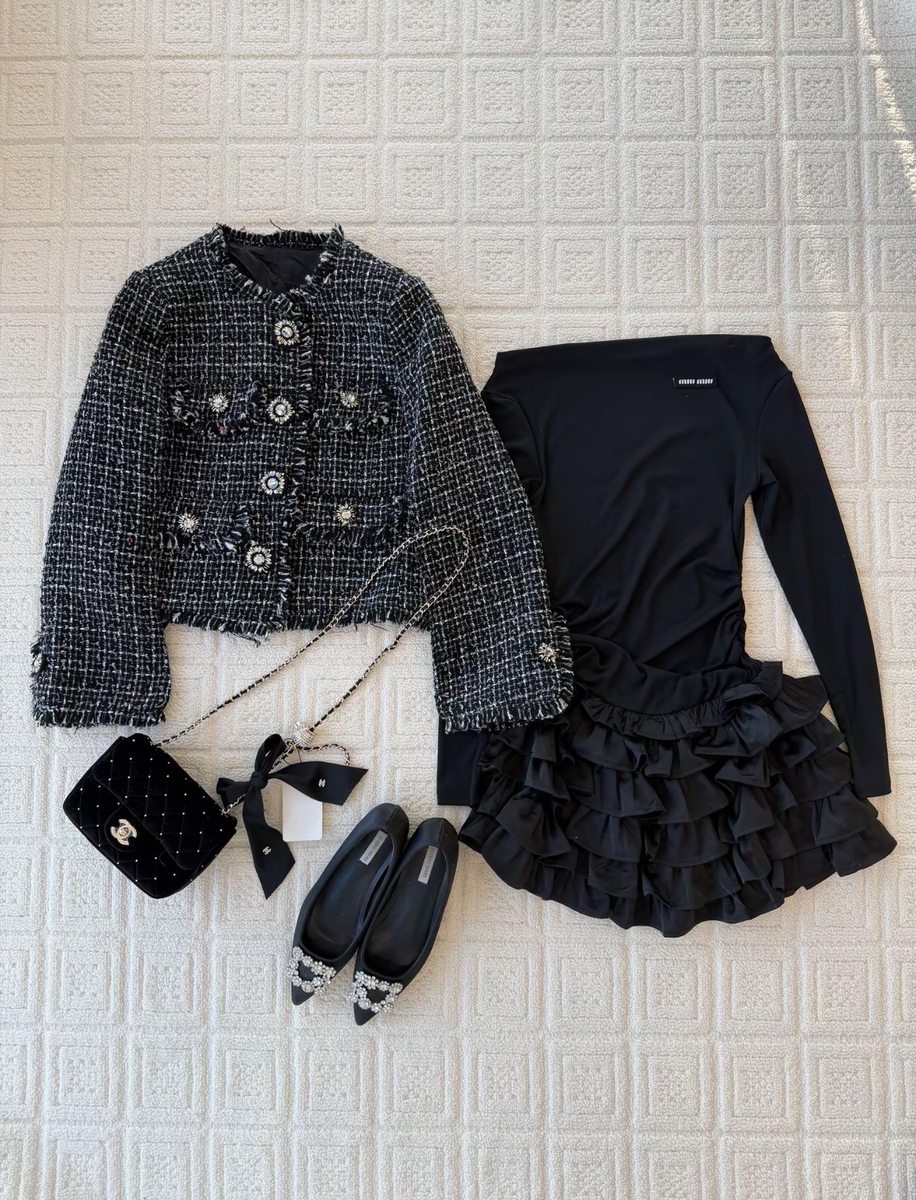 秋服、白と黒で迷う🍂 写真3