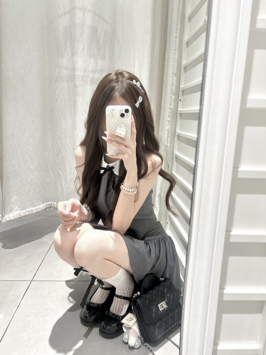 このグレーに白い襟が合う🖤