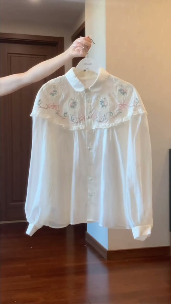ブラウスもスカートも白で🎀
