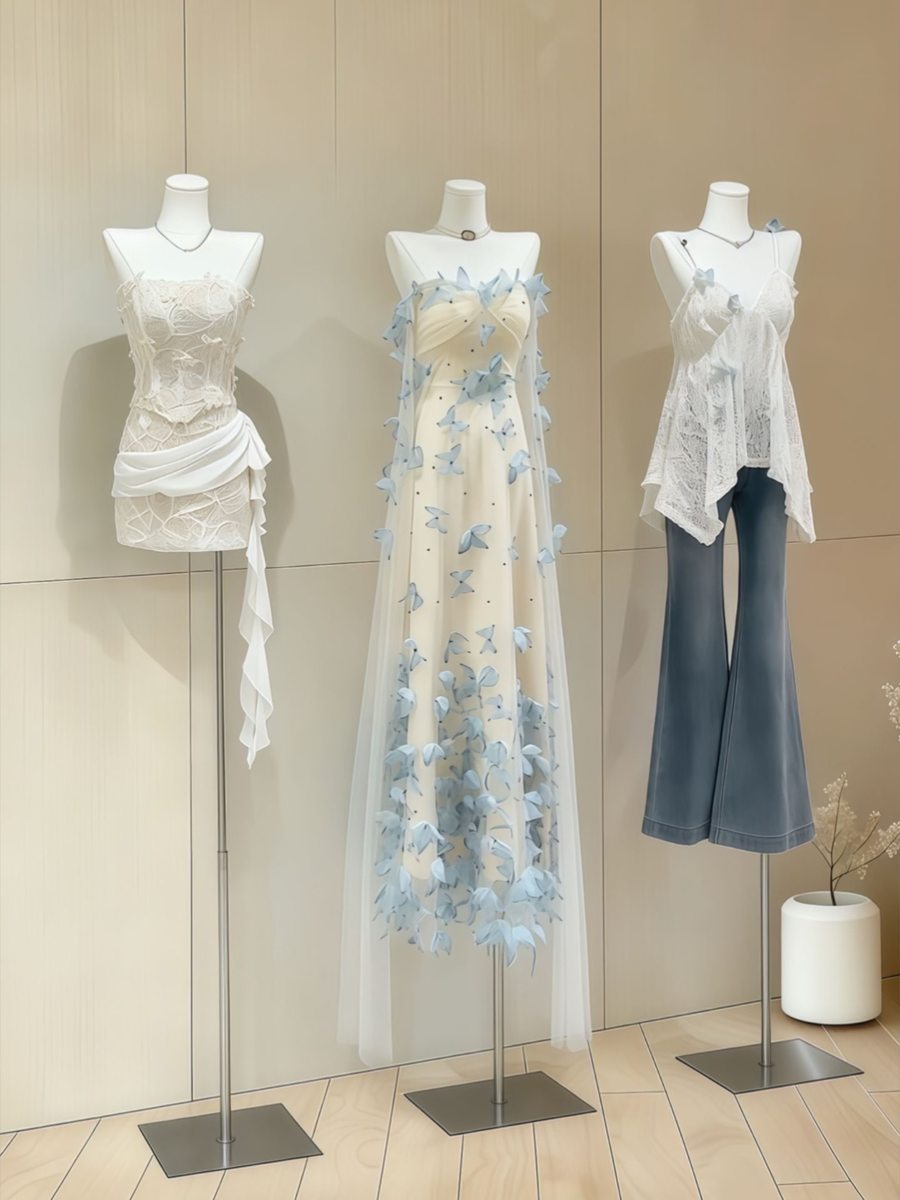 このドレス、蝶がいっぱい🦋