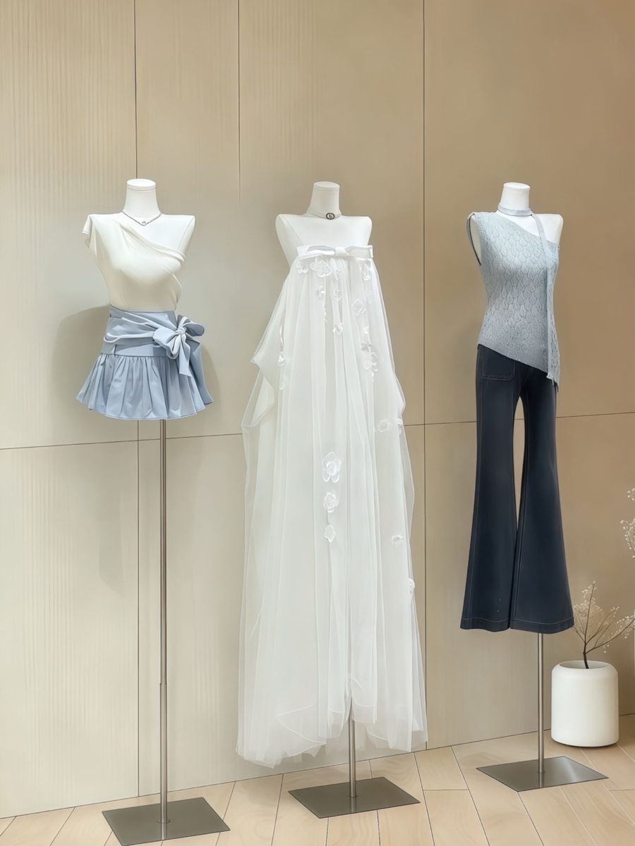 このドレス、蝶がいっぱい🦋 写真2