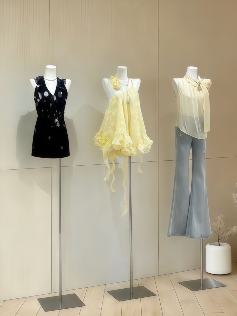 このドレス、蝶がいっぱい🦋 写真3
