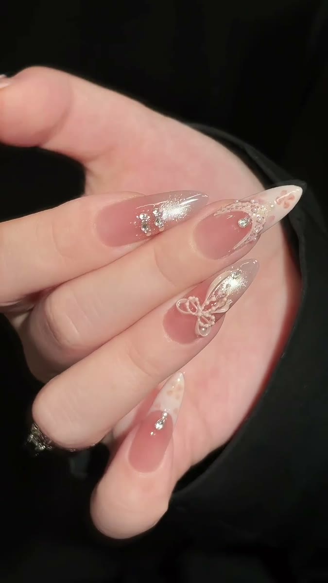 レースの中に小さな蝶がいる🦋