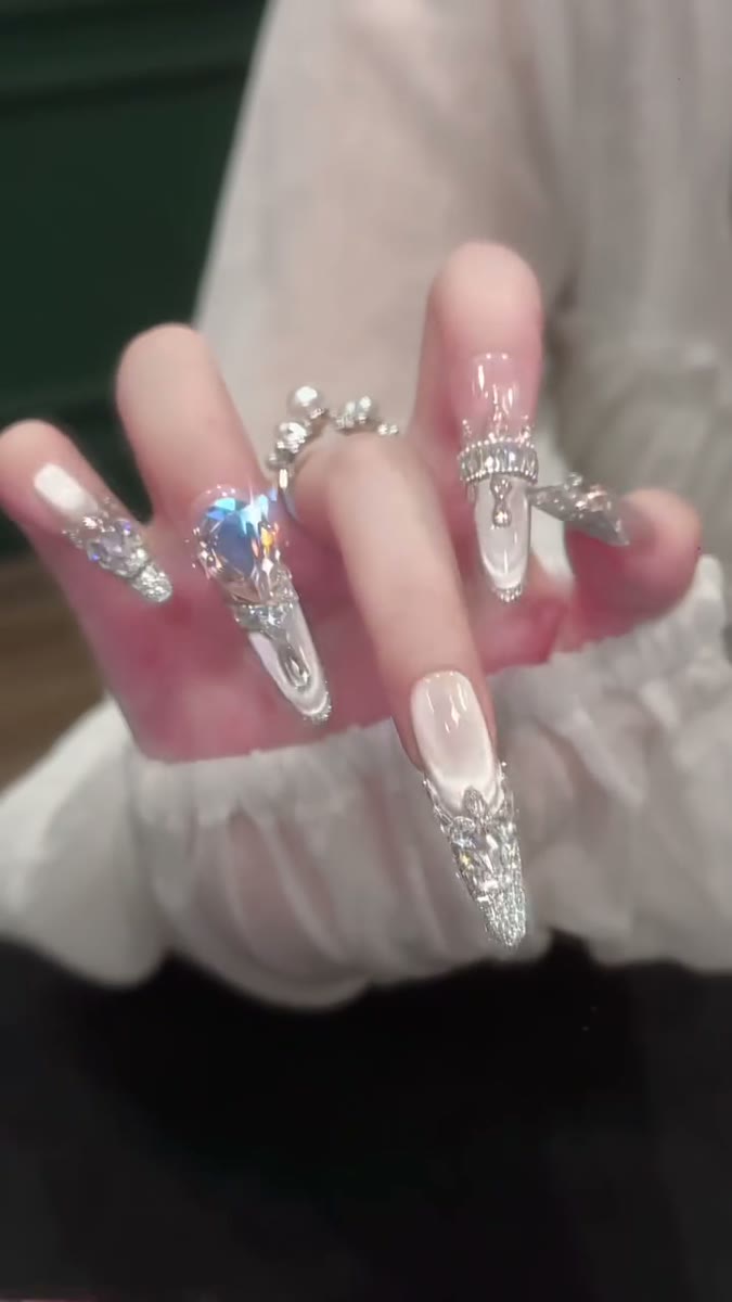 このネイル、きらきら多め💎
