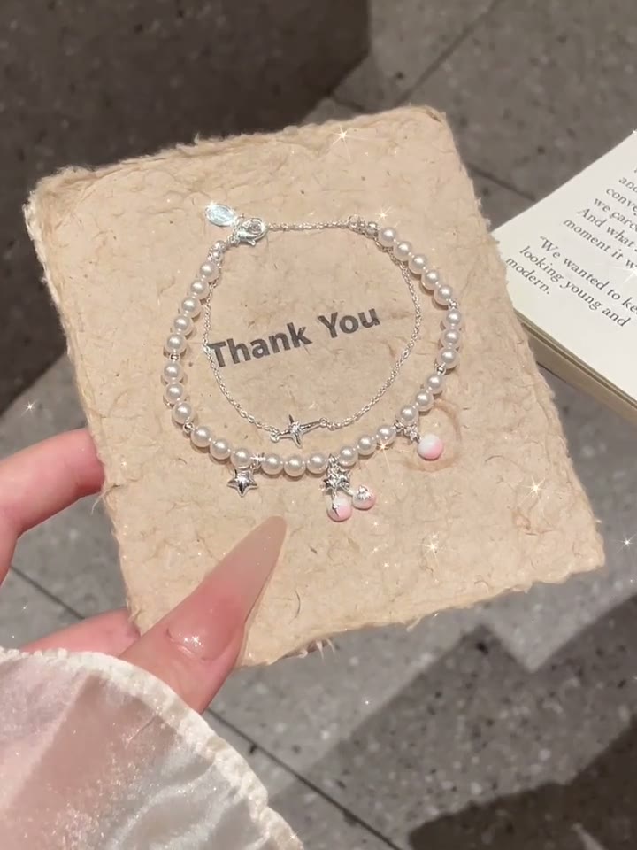 ブレスレットに星がついてる🌟