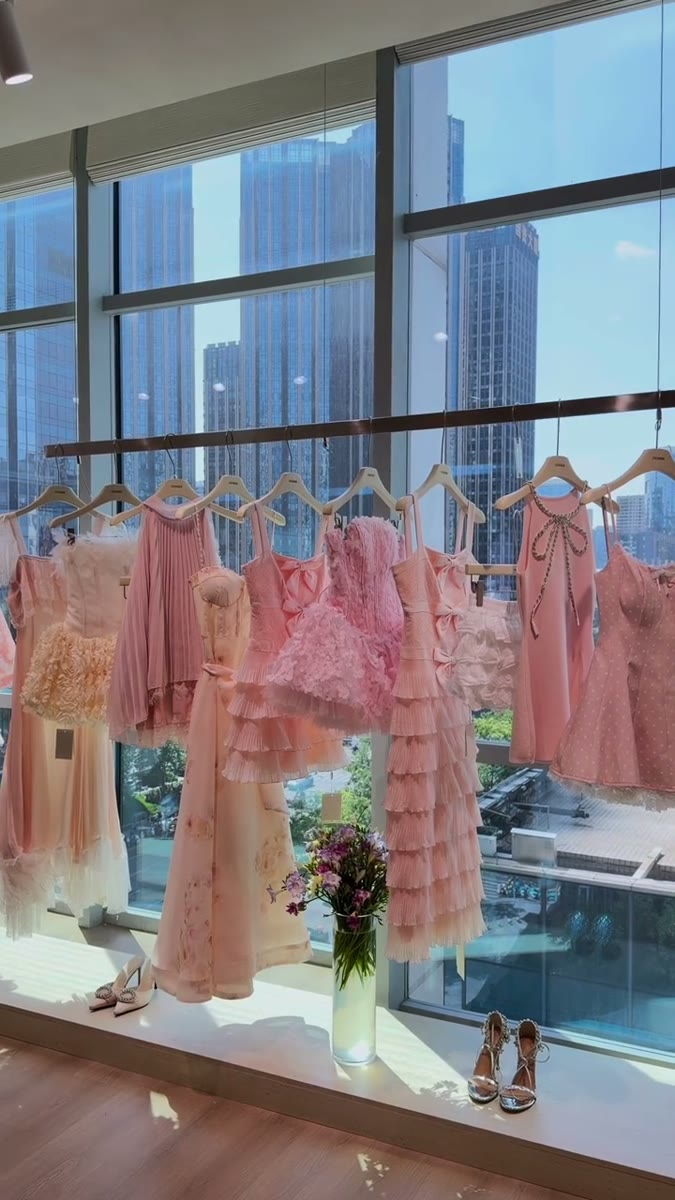 ピンクの服、こんなに並んでる🌸