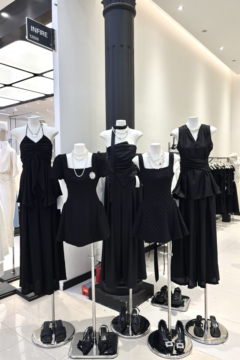 白黒の服がこんなに並んでる🖤 写真2