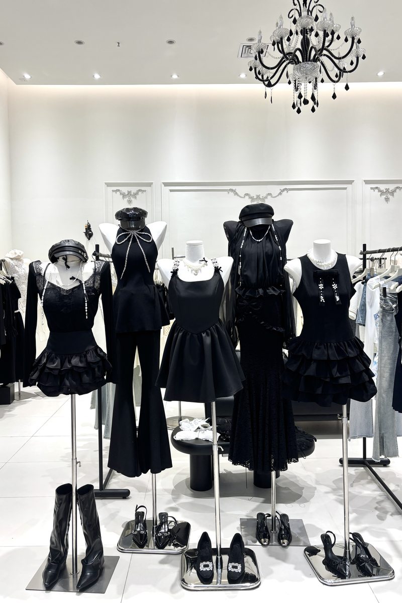 白黒の服がこんなに並んでる🖤 写真3
