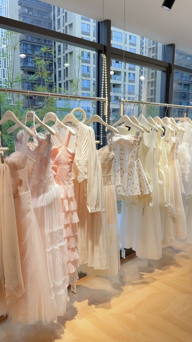 窓辺に淡い色のドレスがずらり🌼