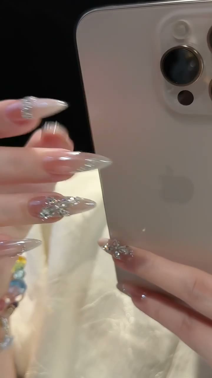 透けるネイルに大きなきらきら💎