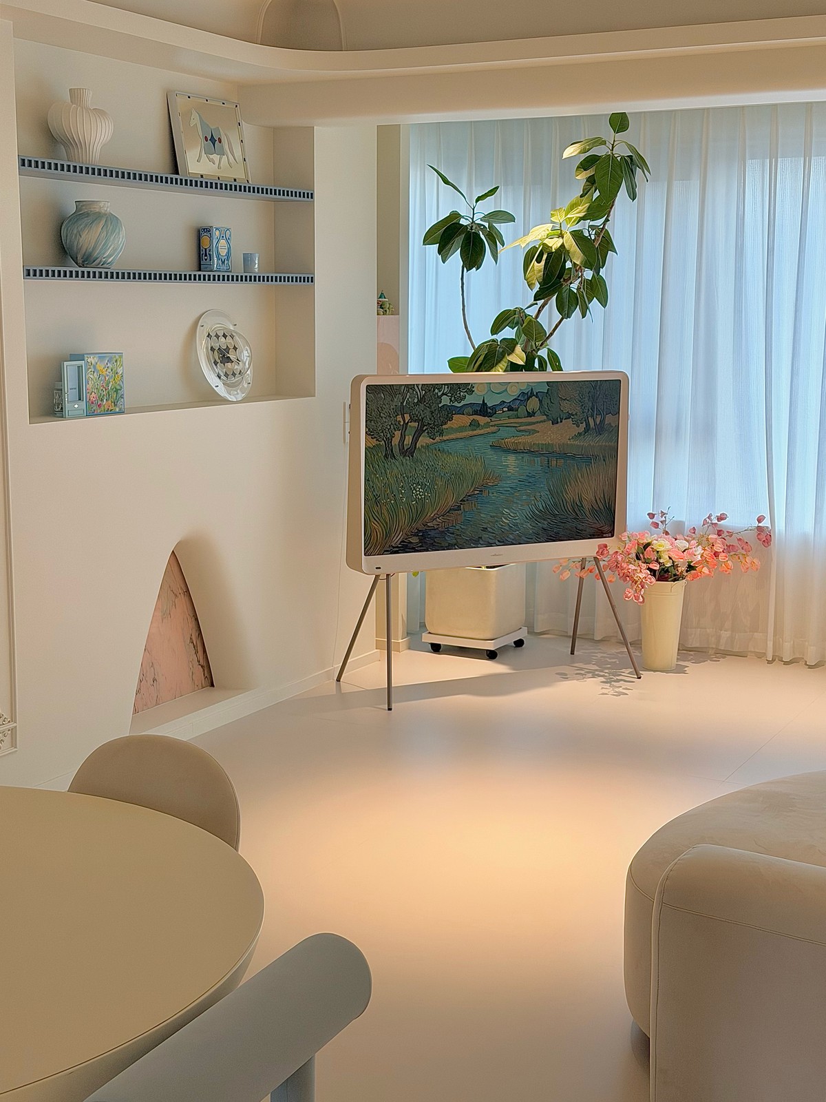 白い部屋にピンクを少し🪑 写真2