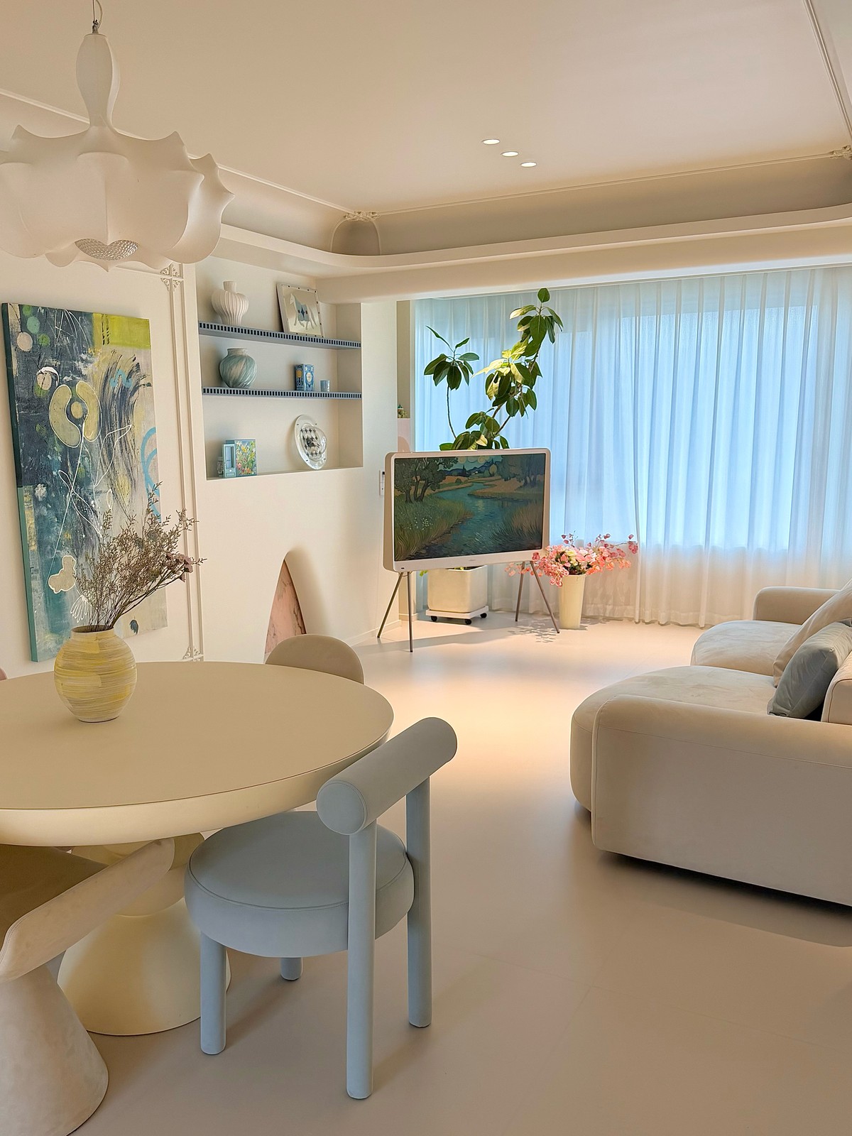 白い部屋にピンクを少し🪑 写真3