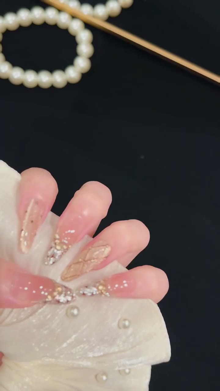 ゴールドネイルに細い格子模様✨