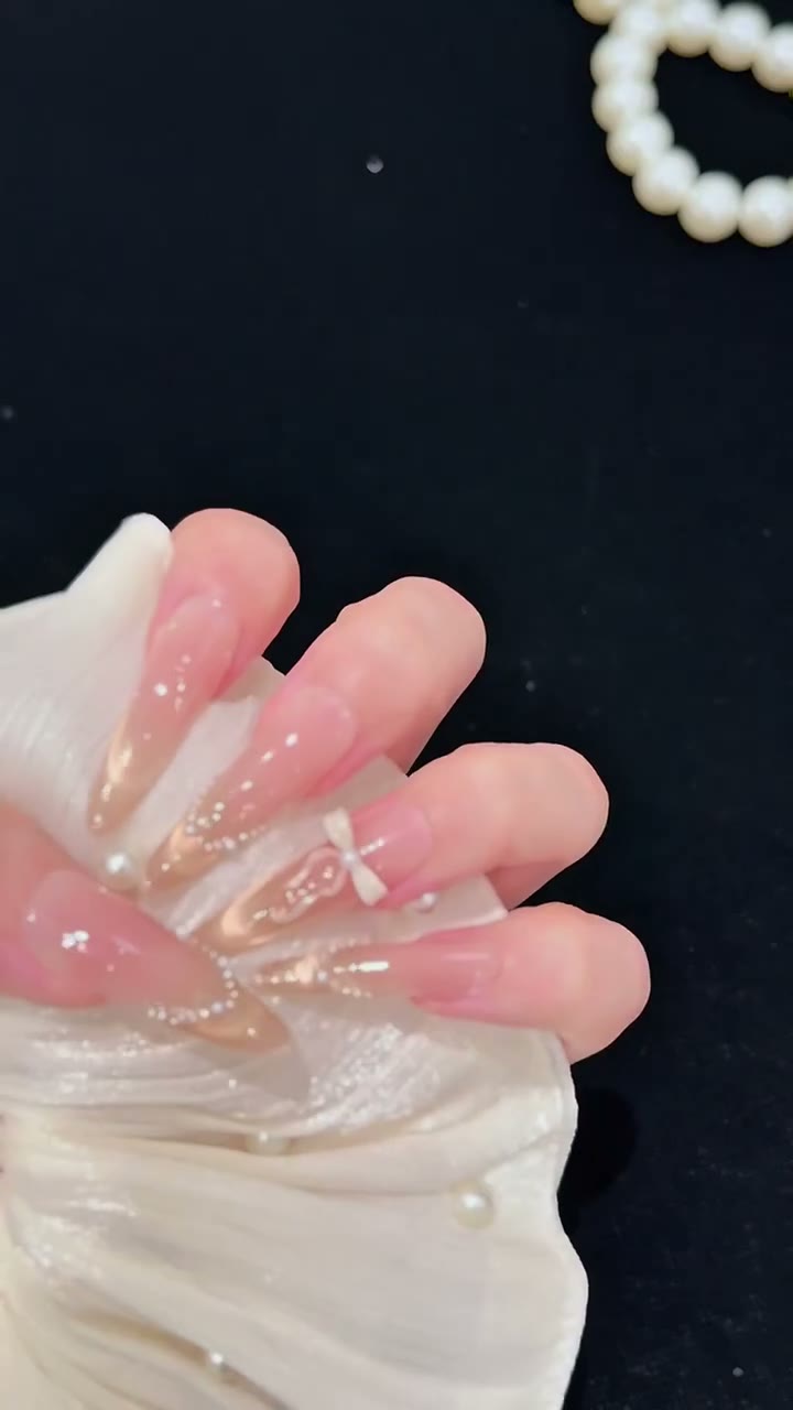 小さな白リボンを指先に🎀