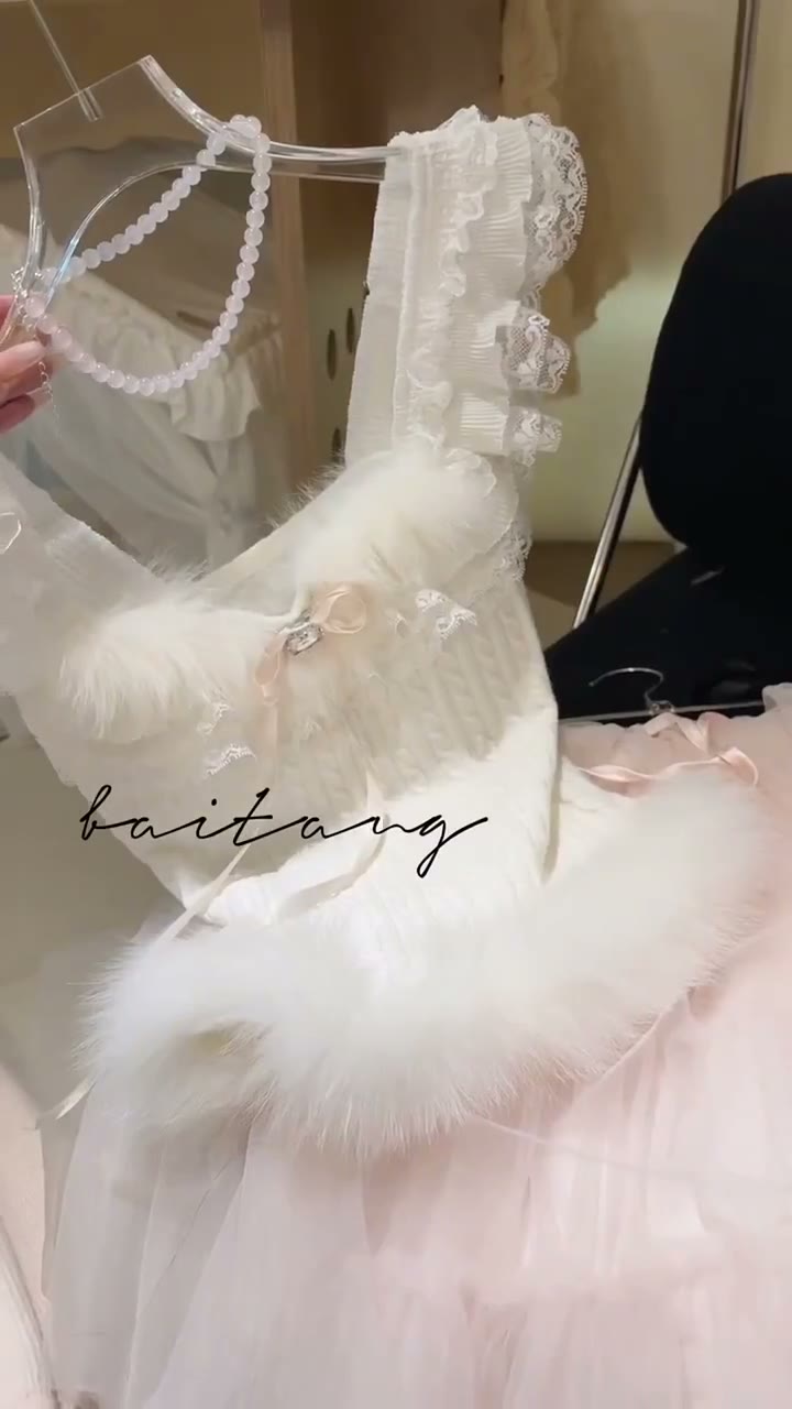 レースの肩ひもにふわふわの縁取り☁️