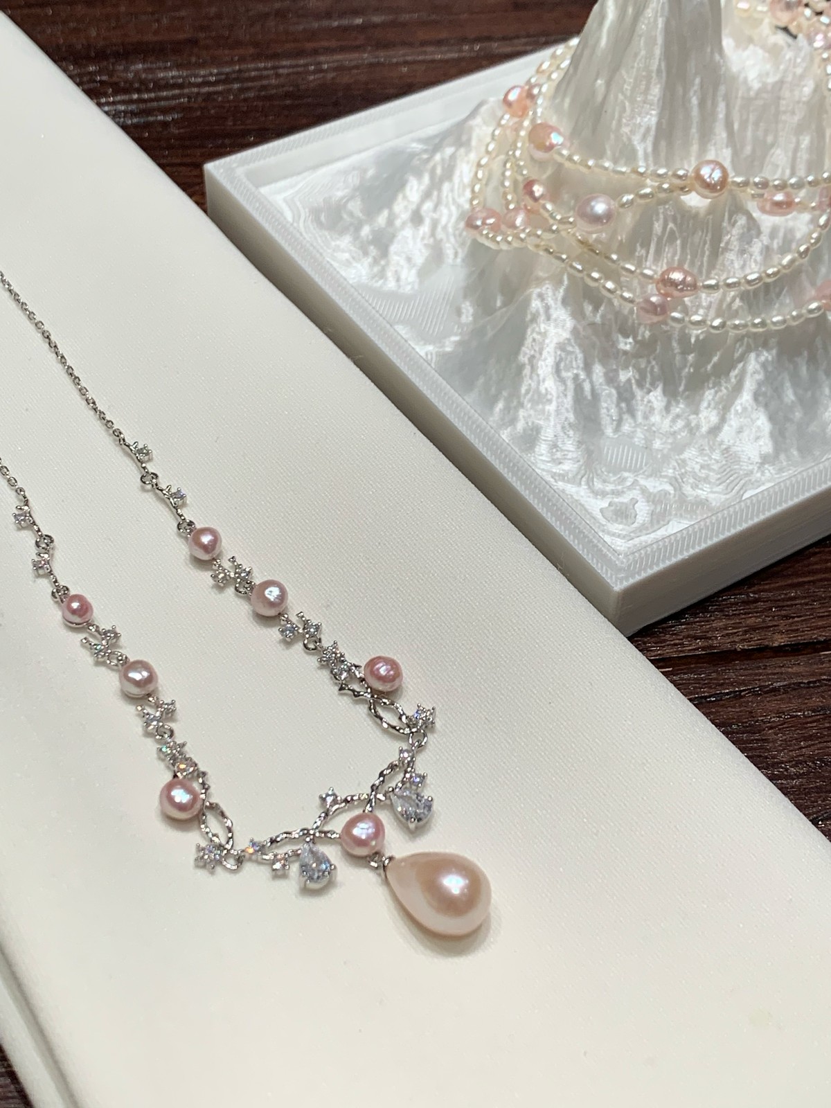 白Tに淡いピンクのパールを🫧 写真2