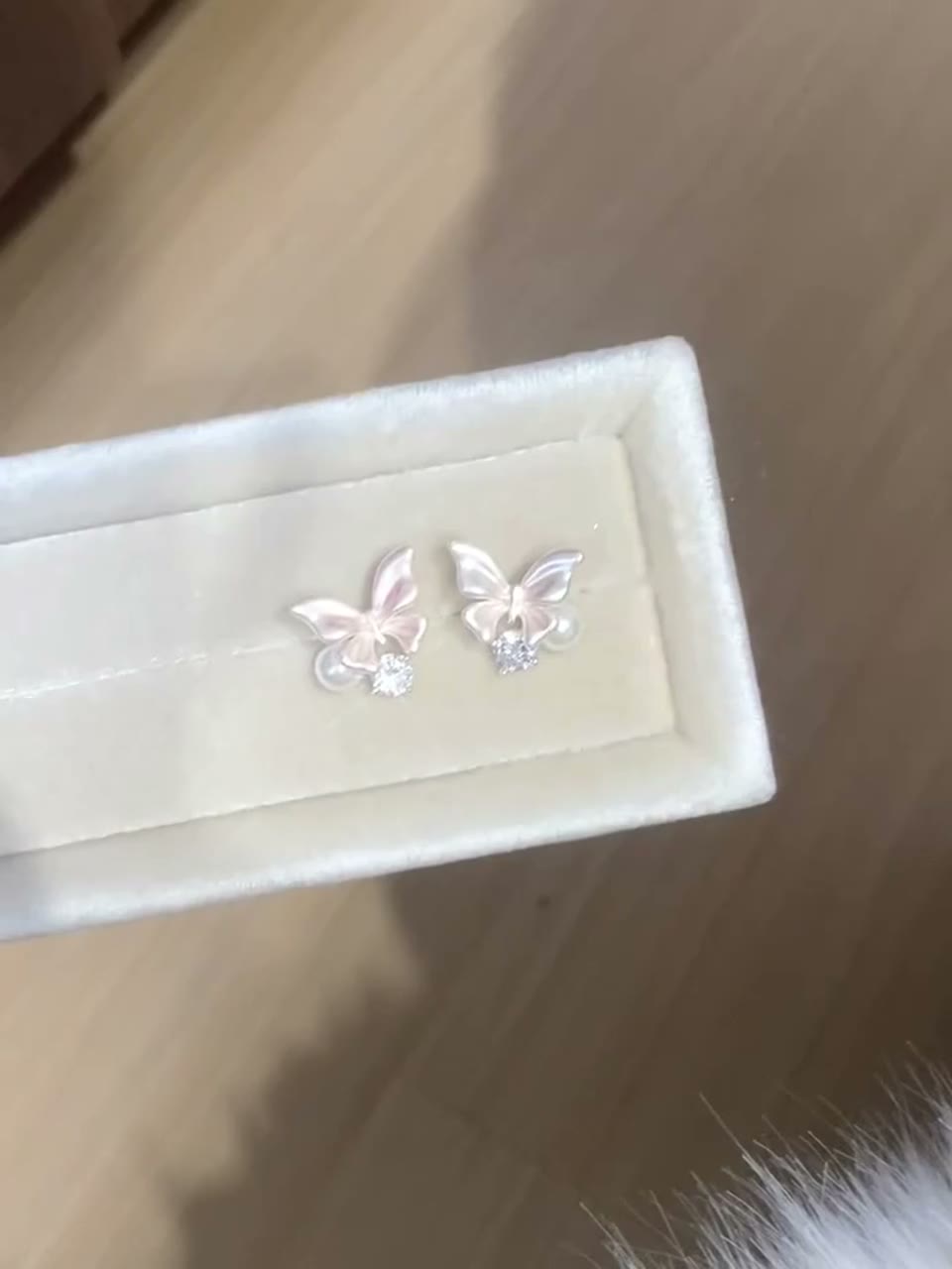 耳元に小さなピンクの蝶🦋