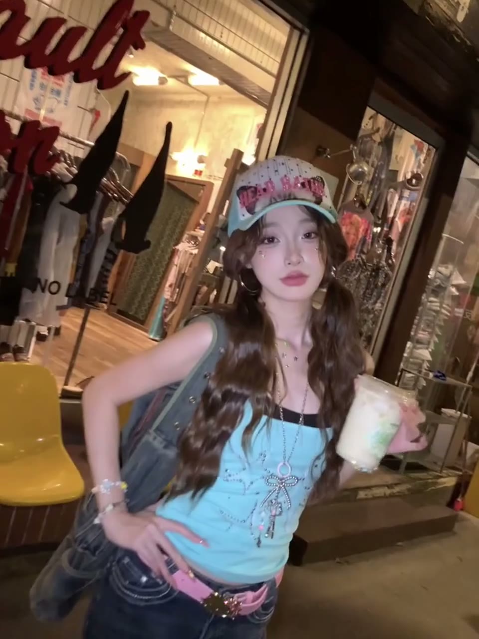 水色トップスにピンクのベルト🩵