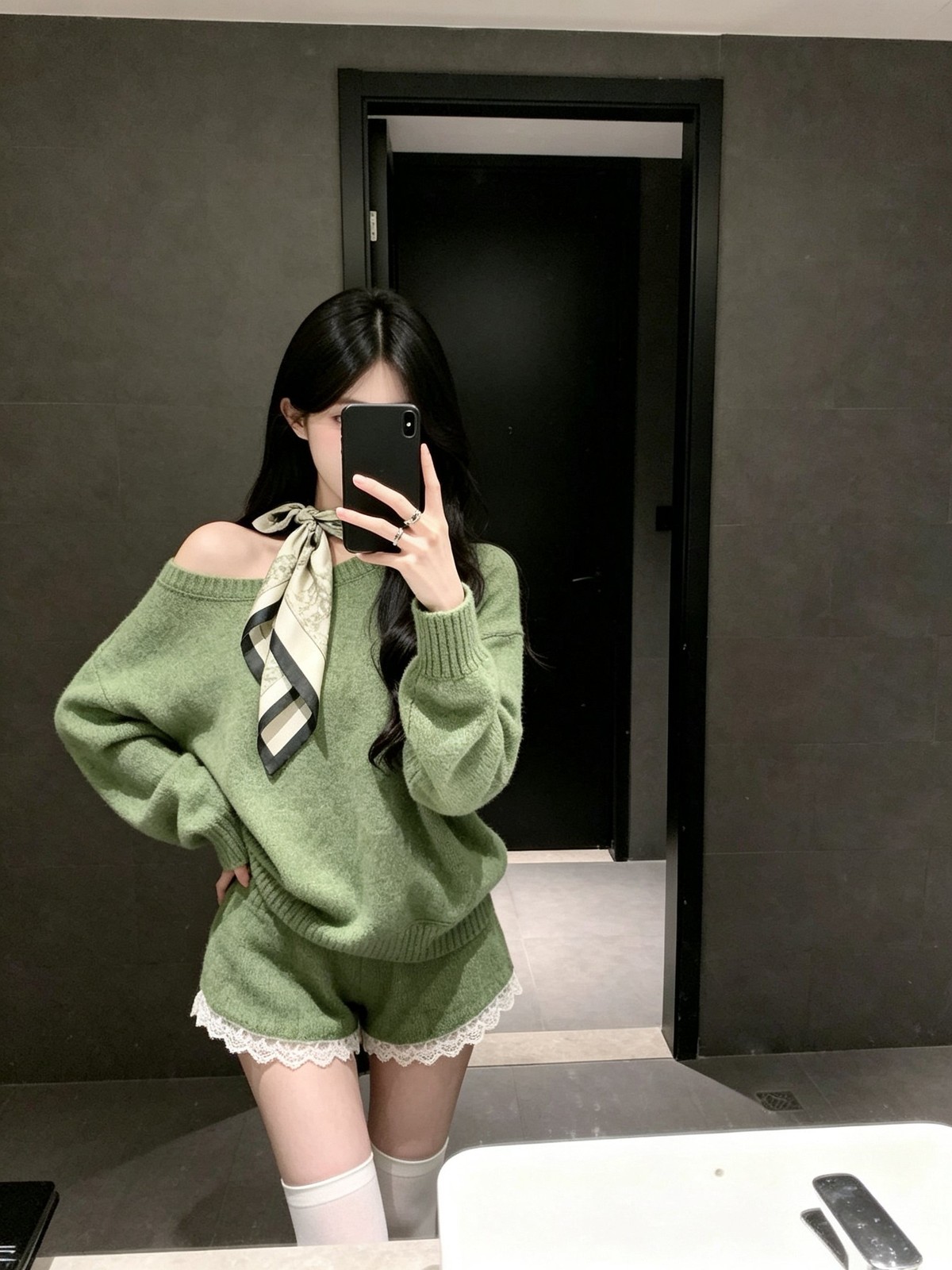 グリーンのニットに白レース🌿 写真3