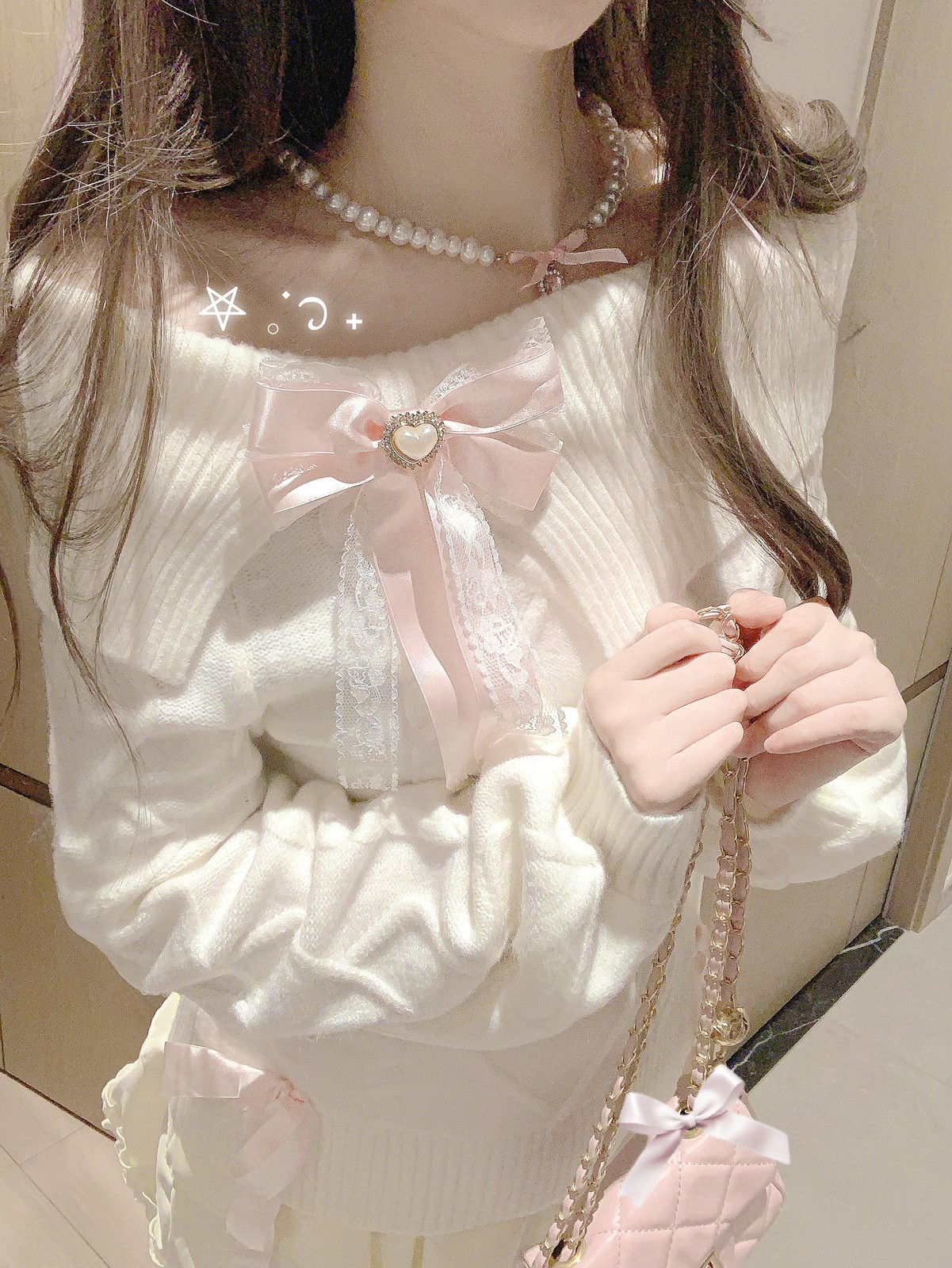 白ニットにハートとピンクのリボン🎀