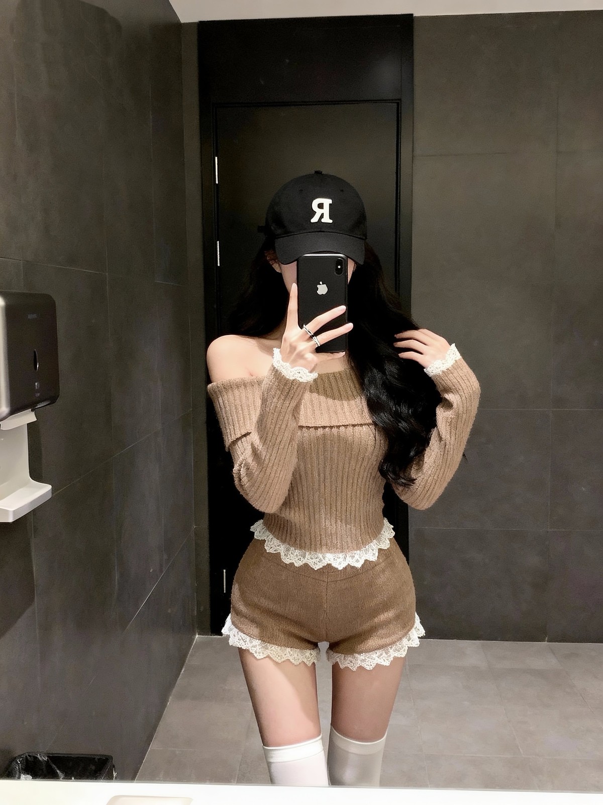 茶色のニットを白レースで縁取って🤎 写真3
